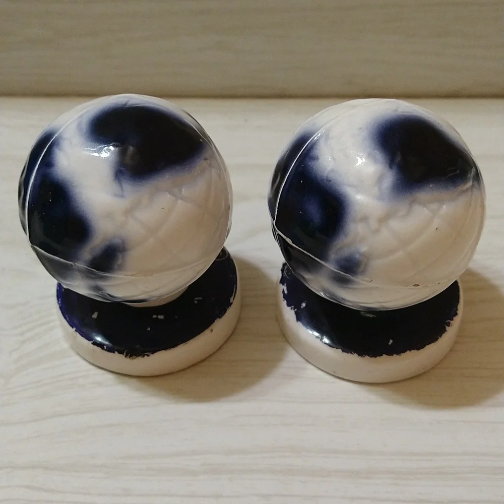 Vintage 1964-1965 New York World Fair Salt & Pepper Shakers With Stoppers